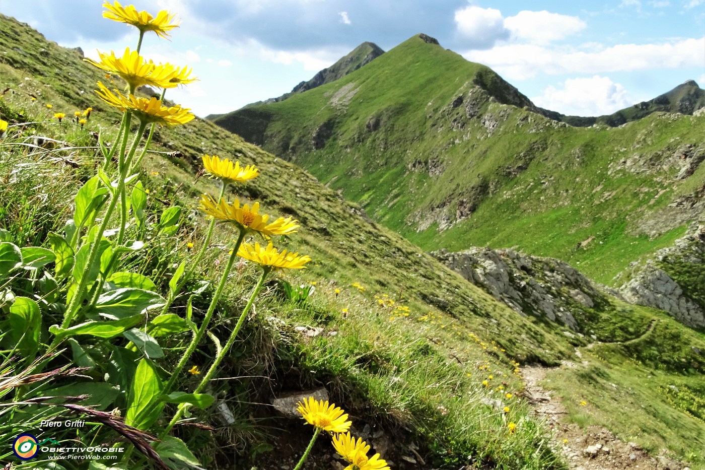 82 Per i Laghetti con vista in Monte Toro.JPG